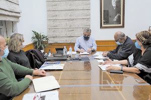 Στιγμιότυπο από την υπογραφή της εργολαβίας 3,2 εκατ. για την αποκατάσταση των πρανών στην παλιά Εθνική οδό Ρεθύμνου-Επισκοπής