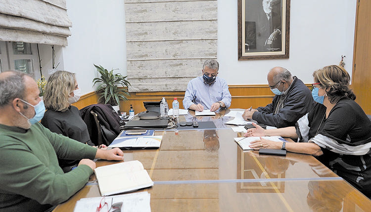 Στιγμιότυπο από την υπογραφή της εργολαβίας 3,2 εκατ. για την αποκατάσταση των πρανών στην παλιά Εθνική οδό Ρεθύμνου-Επισκοπής