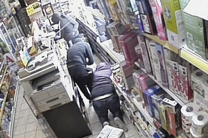 Η κάμερα ασφαλείας κατέγραψε καρέ καρέ τις κινήσεις των ληστών