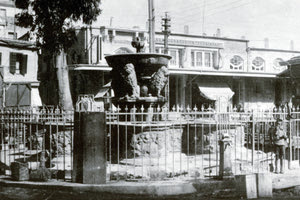 ΦΩΤΟΗΜΕΡΑΣ: Η κρήνη Μοροζίνι προπολεμικά. Όταν ακόμη ήταν καγκελόφρακτη