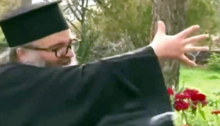 Ένας ιερέας από την Κοζάνη στέλνει το δικό του μήνυμα σε όσους αρνούνται να εμβολιαστούν και δηλώνουν δύσπιστοι με τον κοροναϊό, με το βίντεο της συνέντευξής του να γίνεται viral στα μέσα κοινωνικής δικτύωσης, καθώς συμπεριλαμβάνει και μια… μεγαλοπρεπή μούτζα προς τους αρνητές