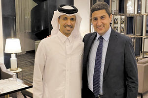 η φωτογραφία του Λευτέρη Αυγενάκη με τον Καταριανό ομόλογό του, κατά το πρόσφατο ταξίδι του υφυπουργού Αθλητισμού στο πλούσιο εμιράτο! Πέρα από την επίσημη ανακοίνωση περί της υπογραφής Μνημονίου Συνεργασίας μεταξύ των δύο χωρών, το ρεπορτάζ λέει ότι ο κ. Αυγενάκης προέτρεψε για επενδύσεις στη χώρα μας επιχειρηματίες του Κατάρ.