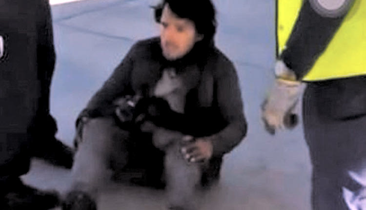 Νεαρός από τη Γουατεμάλα, που κρύφτηκε στο κοίλωμα του συστήματος προσγείωσης αεροσκάφους της American Airlines, επιβίωσε μετά την πτήση από την πατρίδα του στο Μαϊάμι