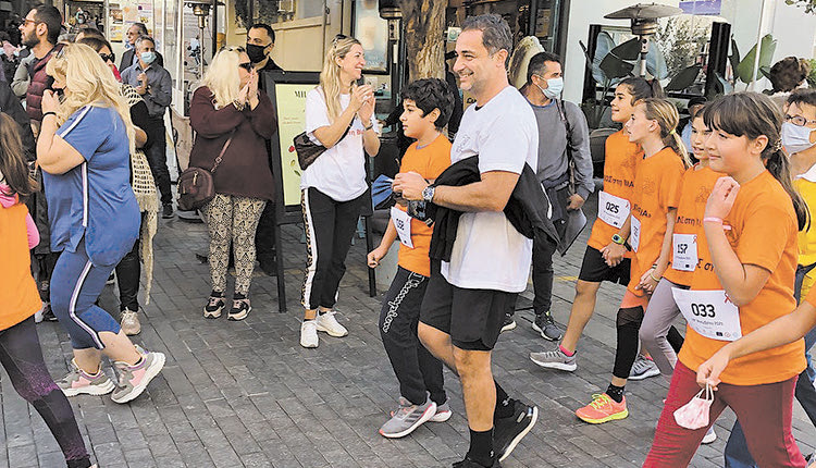 Συμβολικά έτρεξε στον αγώνα δρόμου παιδιών που διοργάνωσε ο Σύνδεσμος Μελών Γυναικείων Σωματείων Ηρακλείου με σύνθημα «Τέλος στη βία», με αφορμή την Παγκόσμια Ημέρα Κατά της Κακοποίησης Γυναικών και Κοριτσιών, ο βουλευτής ΝΔ Ηρακλείου Μάξιμος Σενετάκης. 