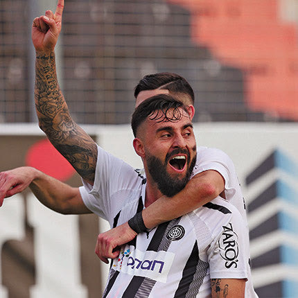   Ο Γκαγιέγος με την μπάλα στην    φανέλα πανηγυρίζει το γκολ