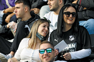 Αρκετές γυναίκες χθες στο γήπεδο