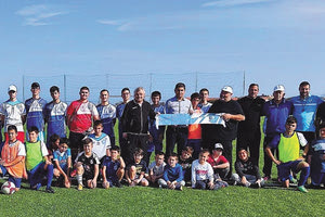 Ο κ. Αυγενάκης με στελέχη του Πόρου και με μικρούς αθλητές που πήραν μέρος στο καμπ