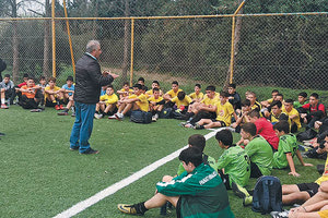 Από τη χθεσινή πρώτη συγκέντρωση των ποδοσφαιριστών της Μικτής Ηρακλείου Κ-15
