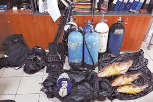 Ψάρευαν ροφούς με μπουκάλες και φακούς