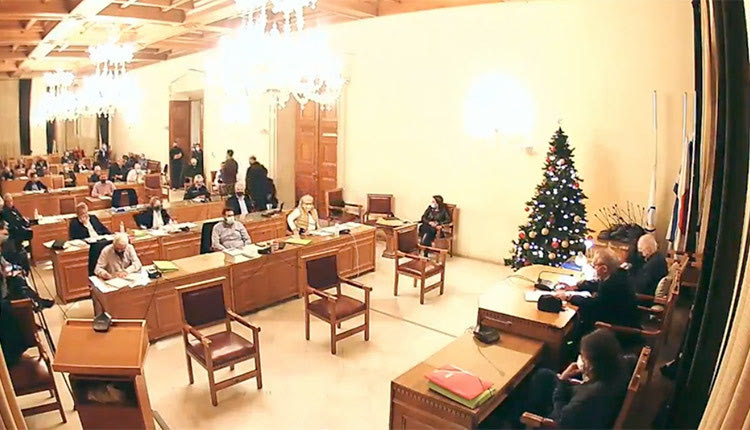 Διά ζώσης συνεδρίαση και με άλλη διάταξη, μετά από καιρό στη Λότζια