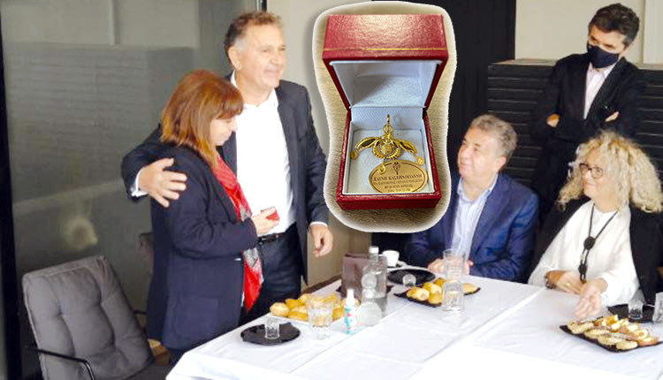 Η Πρόεδρος της Δημοκρατίας και το ιδιαίτερο κόσμημα που της έδωσε ο δήμαρχος Μινώα Πεδιάδας Μ. Φραγκάκης
