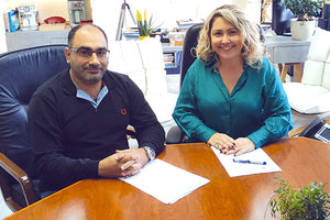 Η κ. Λένα Μπορμπουδάκη με τον προϊστάμενο της Διεύθυνσης Οικονομικής Οργάνωσης κ. Κουτάντο