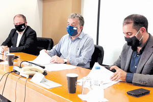 Ενισχύεται με μηχανικούς το Λασίθι: O Σταύρος Αρναουτάκης, υπογράφοντας την σύμβαση συνεργασίας