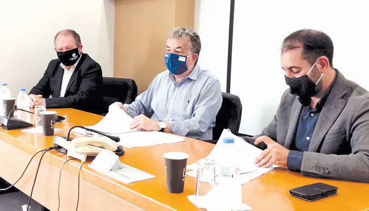 Ενισχύεται με μηχανικούς το Λασίθι: O Σταύρος Αρναουτάκης, υπογράφοντας την σύμβαση συνεργασίας