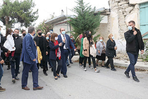 επίσκεψη σεισμόπληκτων περιοχών από την πρόεδρο της δημοκρατίας