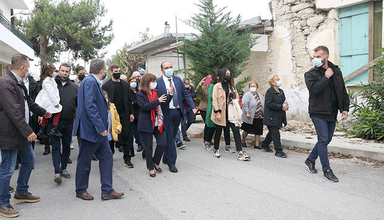 επίσκεψη σεισμόπληκτων περιοχών από την πρόεδρο της δημοκρατίας