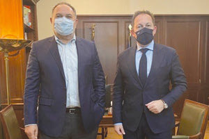 α ο Πρόεδρος της ΠΕΔ Κρήτης Γιάννης Κουράκης με τον αναπλ. Υπουργό Εσωτερικών Στέλιο Πέτσα