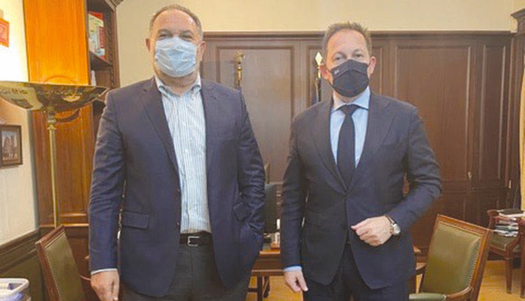 α ο Πρόεδρος της ΠΕΔ Κρήτης Γιάννης Κουράκης με τον αναπλ. Υπουργό Εσωτερικών Στέλιο Πέτσα