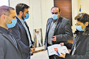 Δωροεπιταγές ύψους 3.000 ευρώ παρέδωσε ο Δήμαρχος Μαλεβιζίου Μενέλαος Μποκέας στον δήμαρχο Αρχανών Αστερουσίων Μανόλη Κοκοσάλη