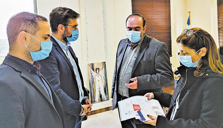 Δωροεπιταγές ύψους 3.000 ευρώ παρέδωσε ο Δήμαρχος Μαλεβιζίου Μενέλαος Μποκέας στον δήμαρχο Αρχανών Αστερουσίων Μανόλη Κοκοσάλη