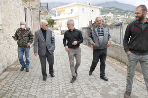 στα έργα ανάπλασης, στις Άνω Ασίτες ο δήμαρχος Ηρακλείου Βασίλης Λαμπρινός