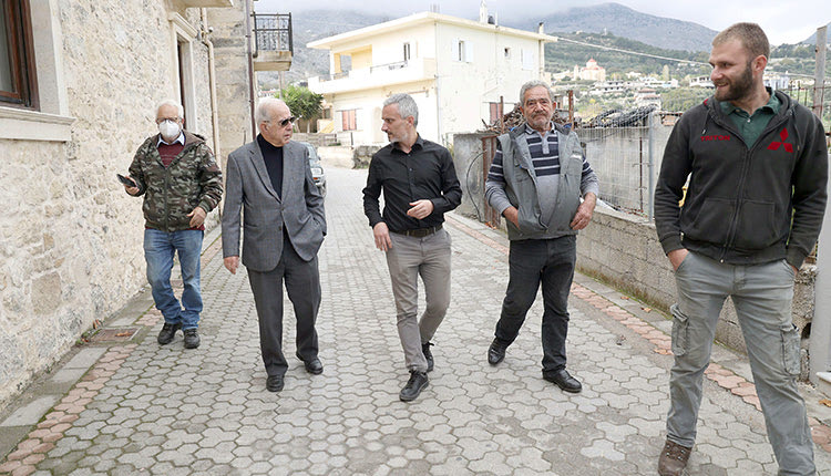 στα έργα ανάπλασης, στις Άνω Ασίτες ο δήμαρχος Ηρακλείου Βασίλης Λαμπρινός