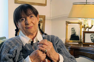 Η Έφη Σαπουνά Σακελλαράκη, αυτοβιογραφείται