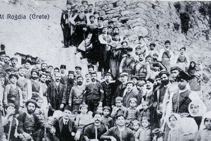 ΦΩΤΟΗΜΕΡΑΣ: Συγκέντρωση κατοίκων στη Ρογδιά για να φωτογραφηθούν από τον Μπεχαεντίν.