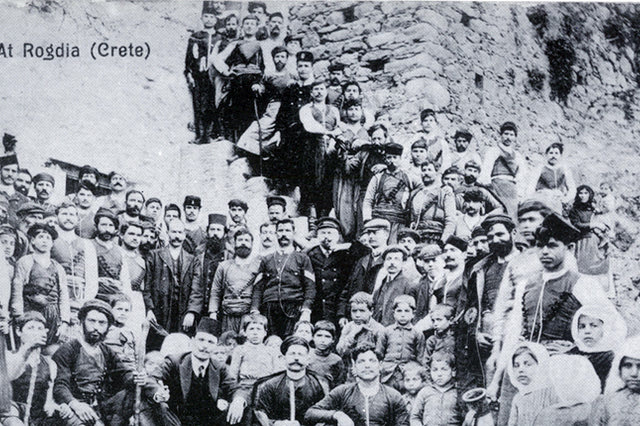 ΦΩΤΟΗΜΕΡΑΣ: Συγκέντρωση κατοίκων στη Ρογδιά για να φωτογραφηθούν από τον Μπεχαεντίν.