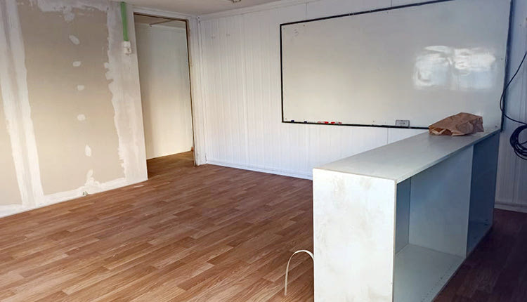 ...Μελανό σημείο της χθεσινής ημέρας ήταν πως τα θρανία έλειπαν, αν και οι μαθητές έδωσαν το «παρών».