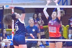 Φάση από το παιχνίδι ΑΘΛΕΣΗ-Κύδων στις γυναίκες