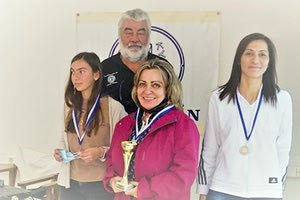 Η κ. Κοντάκη με το κύπελλο της πρώτης θέσης