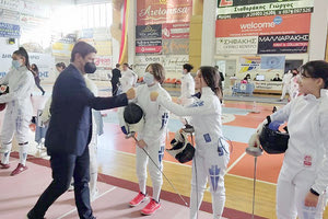 Ο κ. Αυγενάκης συγχαίρει ξιφομάχους στο FAISTOS CUP
