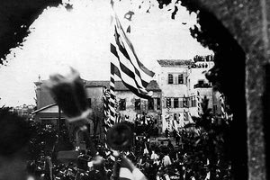 ΦΩΤΟΗΜΕΡΑΣ: ΔΕΚΕΜΒΡΙΟΣ 1913. Η Κρήτη ενώνεται με την Ελλάδα και οι Κρητικοί βγαίνουν με τις σημαίες στους δρόμους.