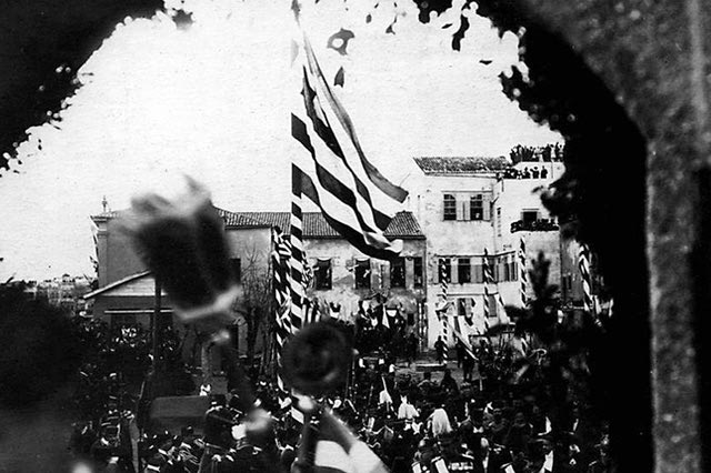 ΦΩΤΟΗΜΕΡΑΣ: ΔΕΚΕΜΒΡΙΟΣ 1913. Η Κρήτη ενώνεται με την Ελλάδα και οι Κρητικοί βγαίνουν με τις σημαίες στους δρόμους.