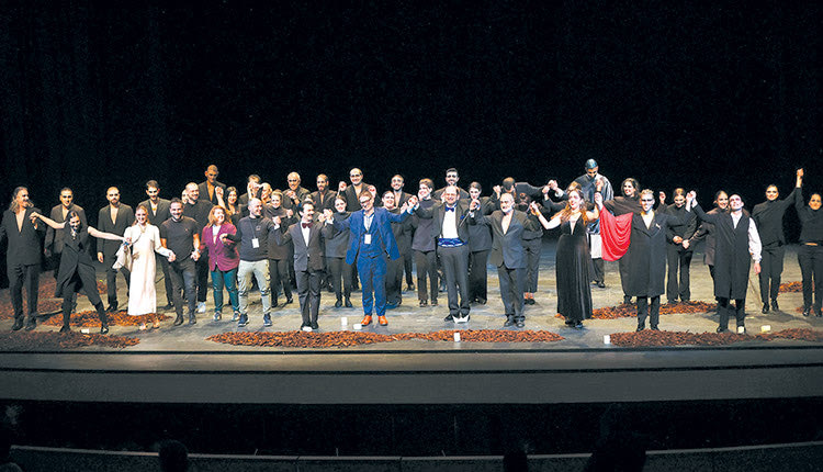 Μετά την παρουσίαση της όπερας είναι γνωστό ότι ακολούθησε μεγάλη συρροή θετικών κρουσμάτων και φανταζόμαστε ότι ελέγχθησαν οι πάντες για να μην επεκταθεί ο ιός..