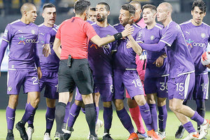 Οι παίκτες του ΟΦη διαμαρτύρονται στον Φωτιά για τη φάση στο 90