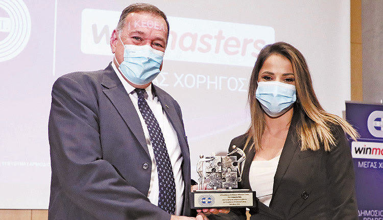 Η Ευλαμπία Ρέβη τιμήθηκε από τον ΠΣΑΤ και το βραβείο έδωσε ο πρόεδρος της Ε.Ο.Ε. κ. Καπράλος