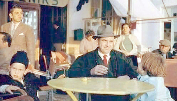 Μια σπάνια φωτογραφία του Ανδρέα Παπανδρέου με τα παιδιά του στην Αίγινα τη δεκαετία του ‘50