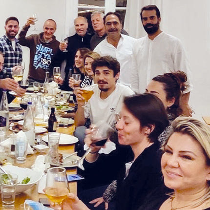 Φανατικοί της κρητικής κουζίνας δήλωσαν οι συντελεστές της τηλεοπτικής σειράς “Σασμός” που ήρθαν στην Κρήτη για γυρίσματα