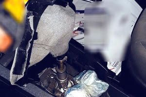 Τα ναρκωτικά βρέθηκαν κάτω από τον λεβιέ του αυτοκινήτου