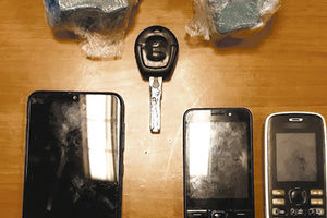 Τα ναρκωτικά βρέθηκαν κάτω από τον λεβιέ του αυτοκινήτου