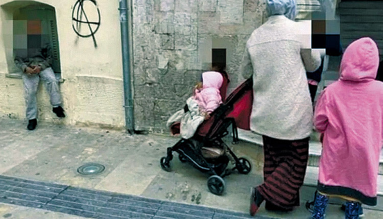 “Καμπάνα” στον Ρομά πατέρα για το... ξεχασμένο κοριτσάκι