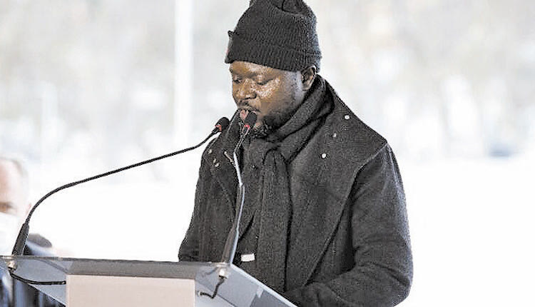 Αλλά η συγκίνηση ήταν μεγάλη κι όταν ένας 30χρονος πρόσφυγας από τη Λαϊκή Δημοκρατία του Κογκό, ο Κριστιάν Τάνγκο Μουγιάκα, που έφθασε στη Λέσβο πριν ένα χρόνο,