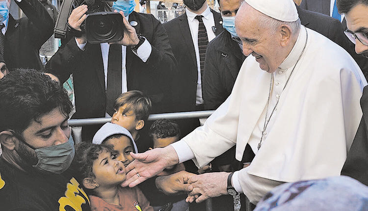 Με ιδιαίτερη στοργή αγκάλιασε ένα ένα τα παιδιά που τον περίμεναν στο ΚΥΤ του Μαυροβουνίου στη Λέσβο ο προκαθήμενος της Ρωμαιοκαθολικής Εκκλησίας, ενώ προσφυγόπουλα έψαλλαν έναν θρησκευτικό ύμνο.