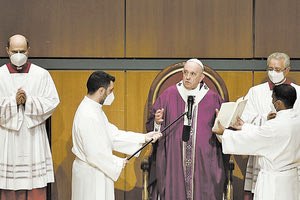 Λειτουργία στο Μέγαρο Ιστορικής σημασίας και υψηλού συμβολισμού η δεύτερη επίσκεψη μέσα σε πέντε χρόνια του Πάπα Φραγκίσκου στη χώρα μας.