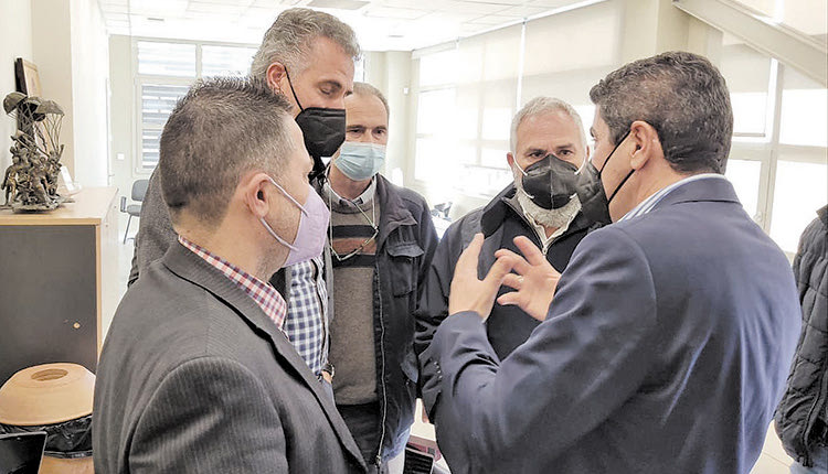 Ο Αυγενάκης με παράγοντες του μπάσκετ στο Αρκαλοχώρι