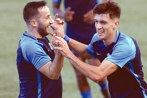 Ο Κουράκης πανηγυρίζει με τον Κασαπάκη