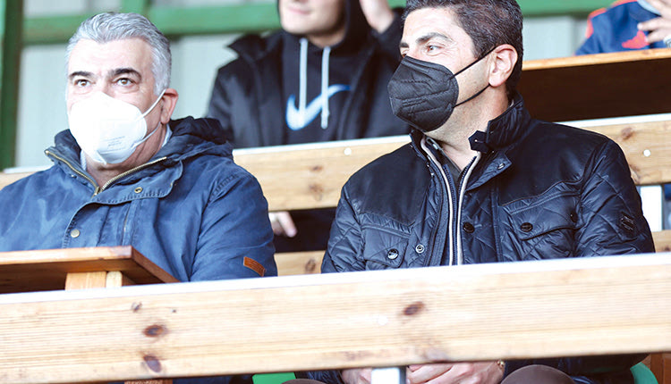 Ο υφυπουργός Αθλητισμού Λ. Αυγενάκης παρακολουθεί το παιχνίδι