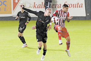 Ο Διαμαντής που πέτυχε το γκολ του ΟΦΗ στο στιγμιότυπο με τον σκόρερ του τρίτου γκολ του Ολυμπιακού Ρόνι Λόπεζ